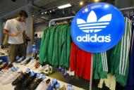 Sprzedaż odzieży firmy Adidas