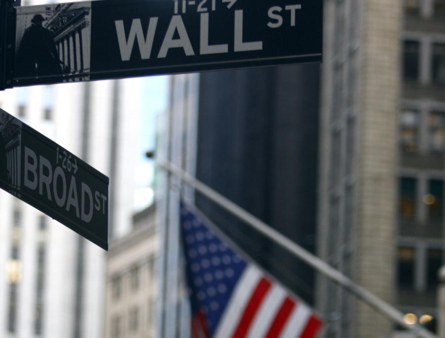Lekkie wyhamowanie indeksów na Wall Street