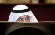 Arabski inwestor śledzi notowania na giełdzie w Dubaju. 