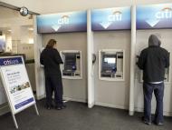 Klienci korzystają z bankomatów Citibanku