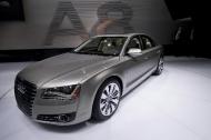 Audi A8 prezentowane podczas salonu motoryzacyjnego w Detroit.