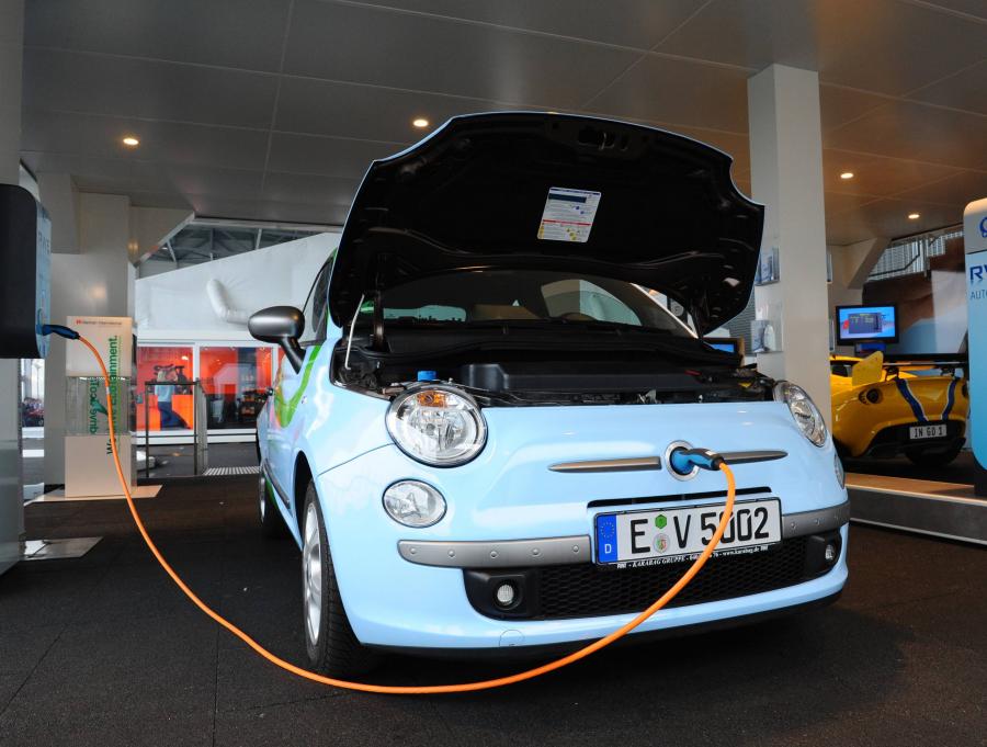 Produkcja aut elektrycznych i hybrydowych zwiększa popyt na lit