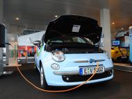 Elektryczny Fiat 500 wystawiony na Salonie Motoryzacyjnym w Genewie