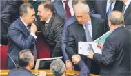 Mykoła Azarow (drugi z prawej) po zatwierdzeniu rządu przez ukraiński parlament Fot. PAP/EPA