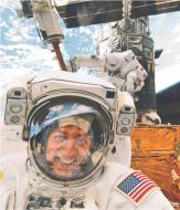 Mike Massimino na promie kosmicznym Atlantis w maju 2009 roku Fot. AP