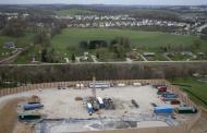 Wydobycie gazu z łupków. Canonsburg w Pensylwanii, USA. Platforma wiertnicza, dzięki takim miejscom możliwe jest wydobycie gazu łupkowego.  foto: Andrew Harrer/Bloomberg