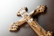 LOT znosi zakaz noszenia biżuterii z elementami religijnymi przez personel