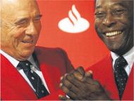 Santander stawia na sport. Tu jego szef Emilio Botin i Pele Fot. AFP