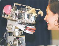 Zbudowanie myślących humanoidów, poruszających się na dwóch nogach, jest marzeniem naukowców. Na zdjęciu: robot Kismet, skonstruowany przez dr Cynthię Braeseal, potrafi naśladować mimikę twarzy Fot. AP