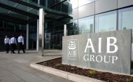 Allied Irish Bank, głównym akcjonariusz  BZ WBK, z powodu kryzysu finansowego wpadł w ogromne problemy finansowe i  obecnie rozważa oferty na jego kupno od hiszpańskiego Santandera i PKO BP. 