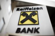 Raiffeisen i Polbank po planowanym połączeniu zajmą czwartą pozycję na rynku bankowym w Polsce z 1 milionem klientów. Oszczędności obu podmiotów w wyniku fuzji wynoszą ok. 60 mln euro - poinformowano w czwartek podczas prezentacji przygotowanej przez Raiffeisena.