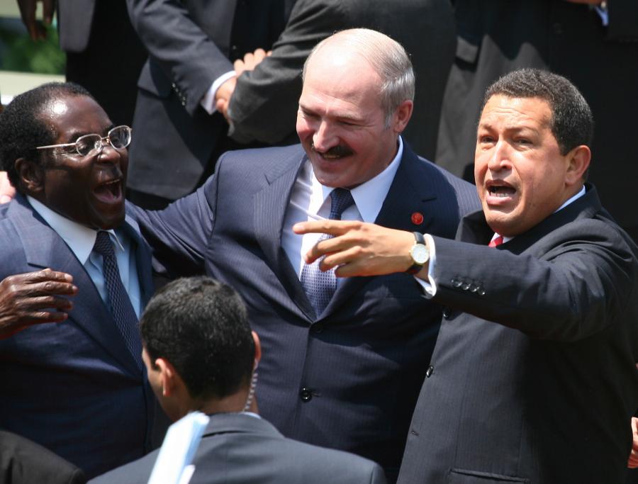 Rubert Mugabe démissione après 37 ans de pouvoir. 302791