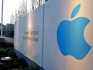 Logo Apple przed siedzibą firmy w Cupertino