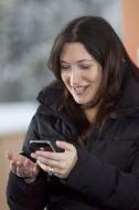 Mała rzecz, a cieszy. Na zdj. Randi Zuckerberg, dyrektor rozwoju rynku w Facebook Inc., używa iPhone podczas pierwszego dnia Forum w Davos. 