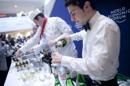 Barmani spieszą z pomocą. Przygotowywanie lunchu podczas pierwszego dnia Forum w Davos. 26. stycznia 2011 r. 