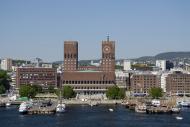 Oslo, stolica Norwegii. Na pierwszym planie ratusz, w którym corocznie przyznaje się pokojową nagrodę Nobla. Fot. Shutterstock