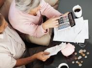 emeryt, emeryci, pieniądze, kalkulator, podatki (fot. shutterstock.com)