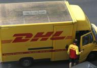 samochód firmy kurierskiej DHL