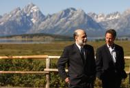 Timothy Geithner i Ben Bernanke rozmwiają pocczas przerwy dorocznego sympozjum Banku Fedu w kansas City. Fot. Bloomberg
