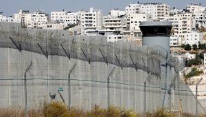 Mur oddzielający Zachodni Brzeg Jordanu od Jerozolimy. W tle palestyńskie miasto A-Ram, fot. Esteban Alterman/Bloomberg News