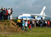 Jasionka (woj. podkarpackie), 25.07.2011. Drugi co do wielkości samolot transportowy na świecie An-124 Rusłan ląduje na lotnisku w Jasionce, 25 bm. Transportowca zamówiła jedna z firm z Doliny Lotniczej (3). Fot. (dd/cat) PAP/Darek Delmanowicz