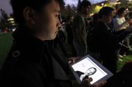 Zdjęcie Steve'a Jobsa na iPadzie, podczas zgromadzenia po jego śmierci przed siedzibą Apple'a, fot. Tony Avelar/Bloomberg