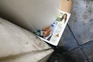 Zdjęcie premiera Papandreu na okłądce jednego z dzienników leżącego na chodniku w Atenach.