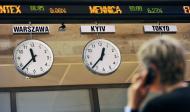 Makler rozmawia przez telefon w budynku Giełdy Papierów Wartościowych w Warszawie, 10 listopada 2011Fot:Bloomberg