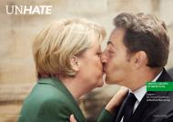 Całujący się Angela Merkel i Nicolas Sarkozy