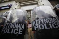 Grecka policja i protestujący związkowiec, wrzesień 2011, fot. Kostas Tsironis/Bloomberg