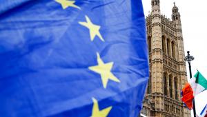 Flaga Unii Europejskiej pod brytyjskim parlamentem, Londyn, Wielka Brytania. 15.01.2019