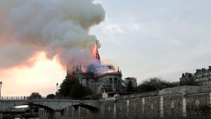 Katedra Notre Dame w płomieniach